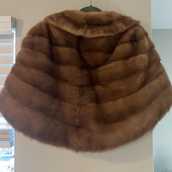 Fur shawl authentic Harold Ray furs Worcester lined - Picture 6 of 6